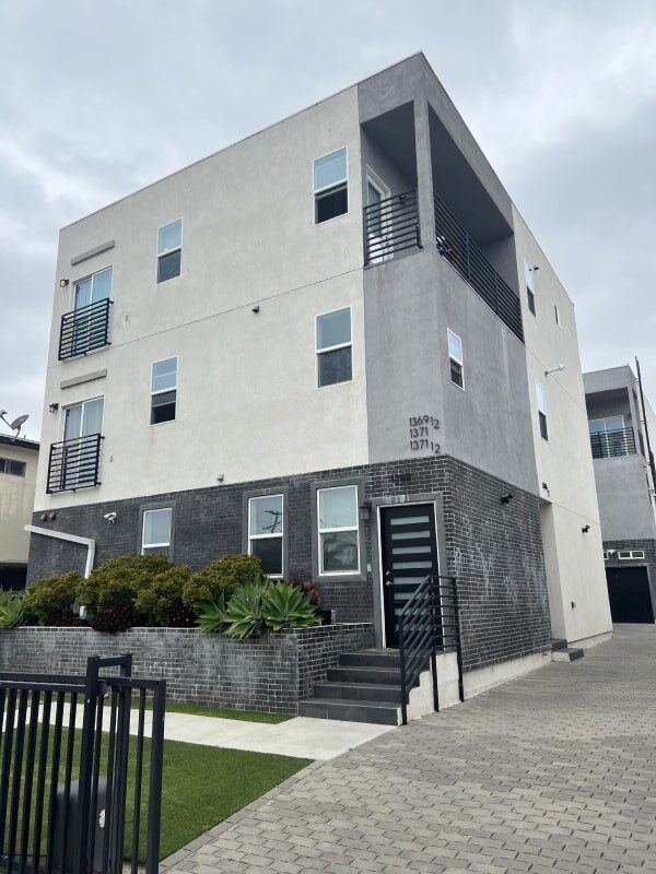 1369 West 36th Place,<br>  Los Angeles, CA 90007